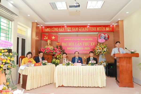 nh: Đồng chí Phạm Minh Khuyến - Ủy viên Ban Thường vụ Trưởng Ban Tuyên giáo Đảng ủy Khối CQ và DN tỉnh phát biểu chỉ đạo Đại hội